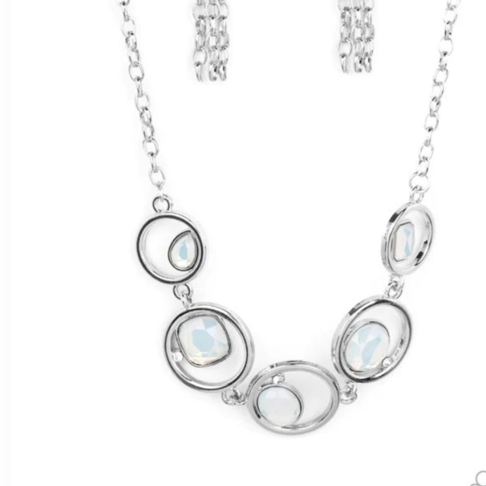 Big Night Out White Necklace with Free Earrings. NWT - Picture 2 of 4